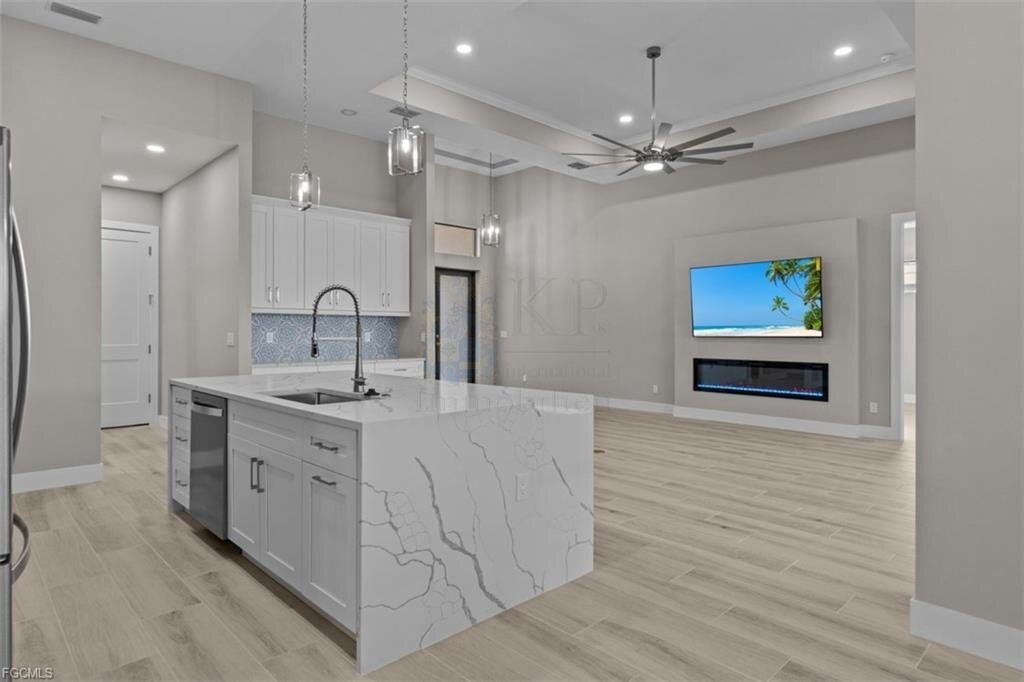 Frisch fertiggestellt: Modernes Wasserhaus mit großzügigem Außenbereich und Bootszugang