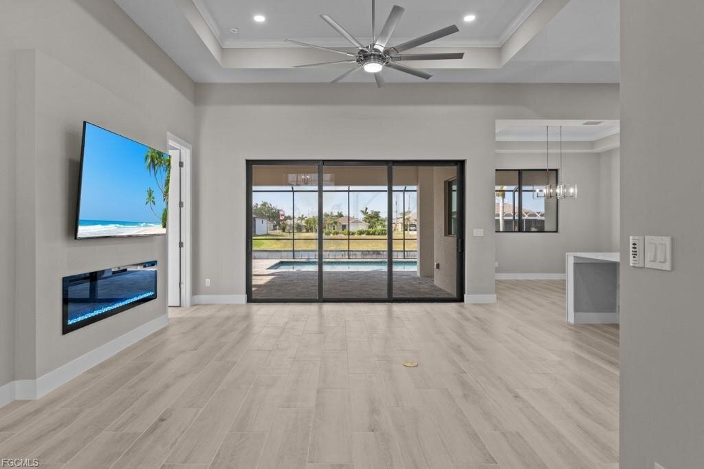 Frisch fertiggestellt: Modernes Wasserhaus mit großzügigem Außenbereich und Bootszugang