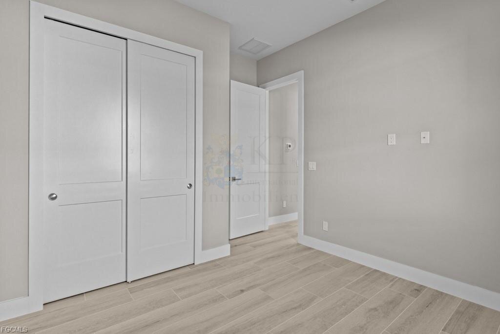 Frisch fertiggestellt: Modernes Wasserhaus mit großzügigem Außenbereich und Bootszugang