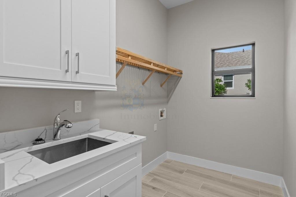 Frisch fertiggestellt: Modernes Wasserhaus mit großzügigem Außenbereich und Bootszugang