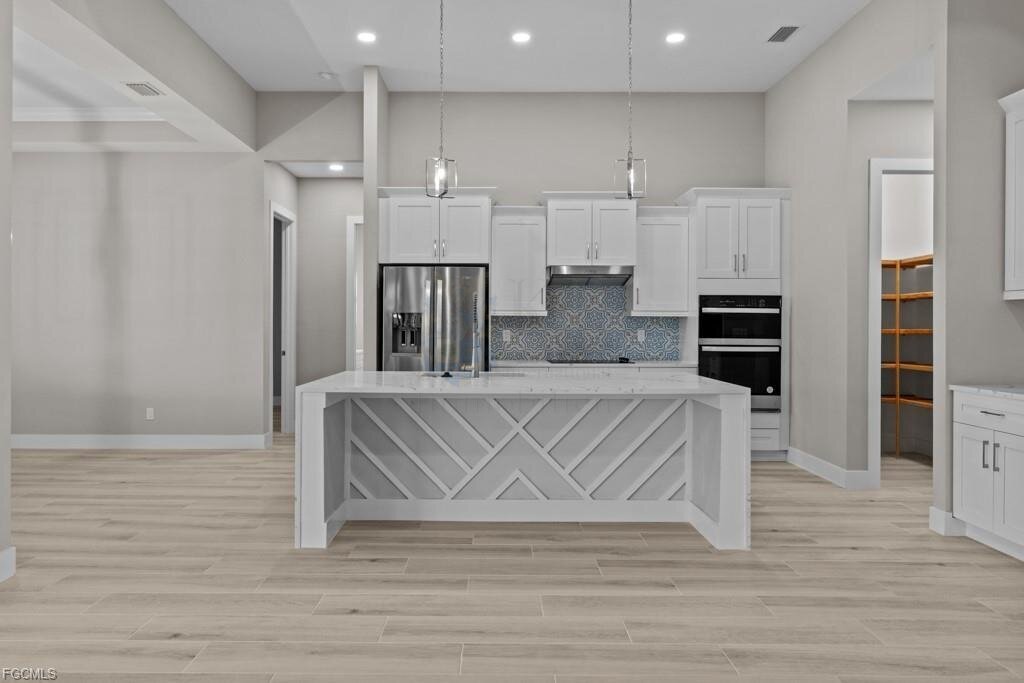 Frisch fertiggestellt: Modernes Wasserhaus mit großzügigem Außenbereich und Bootszugang