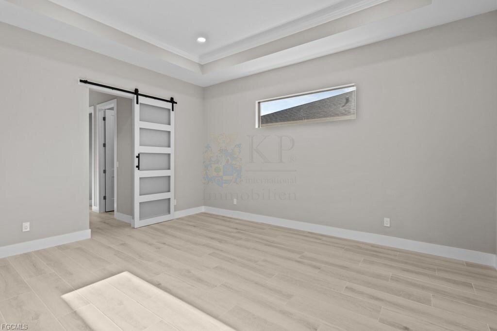 Frisch fertiggestellt: Modernes Wasserhaus mit großzügigem Außenbereich und Bootszugang