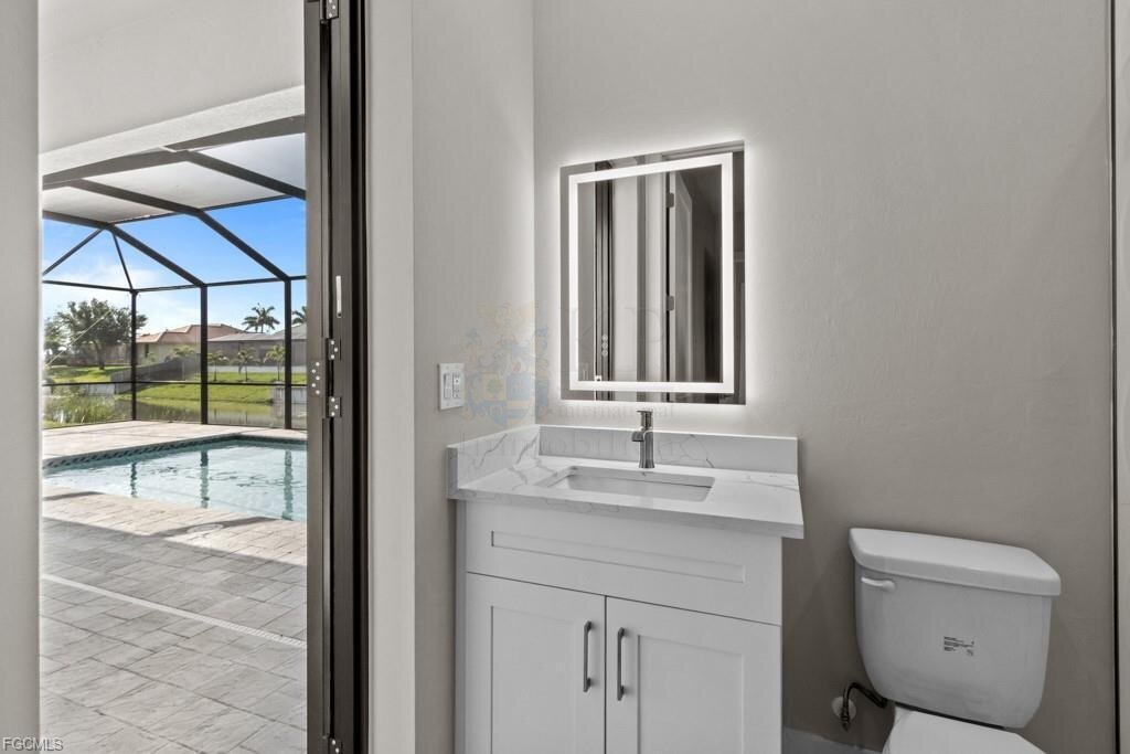 Frisch fertiggestellt: Modernes Wasserhaus mit großzügigem Außenbereich und Bootszugang