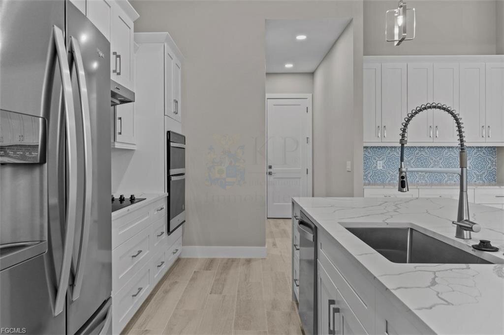 Frisch fertiggestellt: Modernes Wasserhaus mit großzügigem Außenbereich und Bootszugang