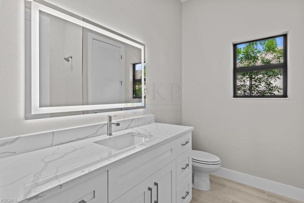 Frisch fertiggestellt: Modernes Wasserhaus mit großzügigem Außenbereich und Bootszugang