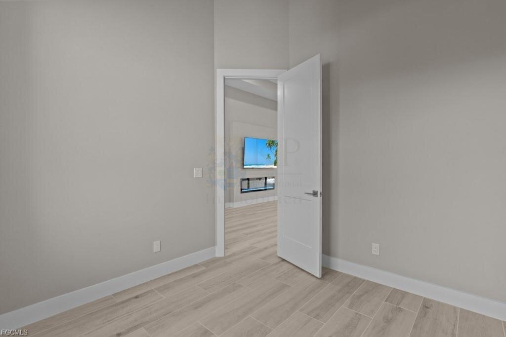 Frisch fertiggestellt: Modernes Wasserhaus mit großzügigem Außenbereich und Bootszugang