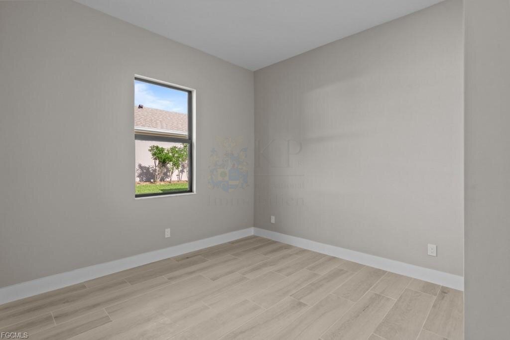 Frisch fertiggestellt: Modernes Wasserhaus mit großzügigem Außenbereich und Bootszugang