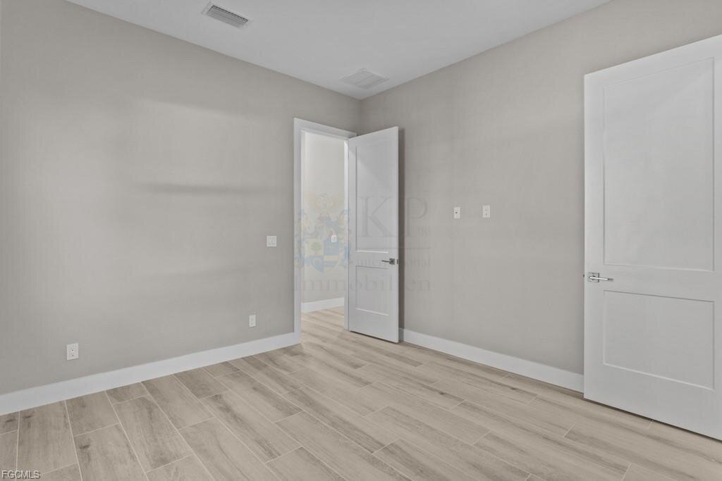 Frisch fertiggestellt: Modernes Wasserhaus mit großzügigem Außenbereich und Bootszugang