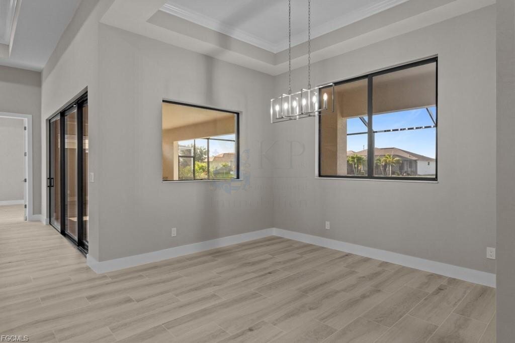 Frisch fertiggestellt: Modernes Wasserhaus mit großzügigem Außenbereich und Bootszugang