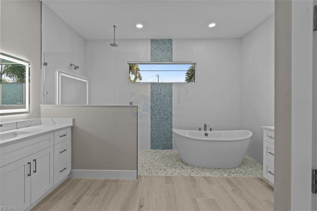 Frisch fertiggestellt: Modernes Wasserhaus mit großzügigem Außenbereich und Bootszugang