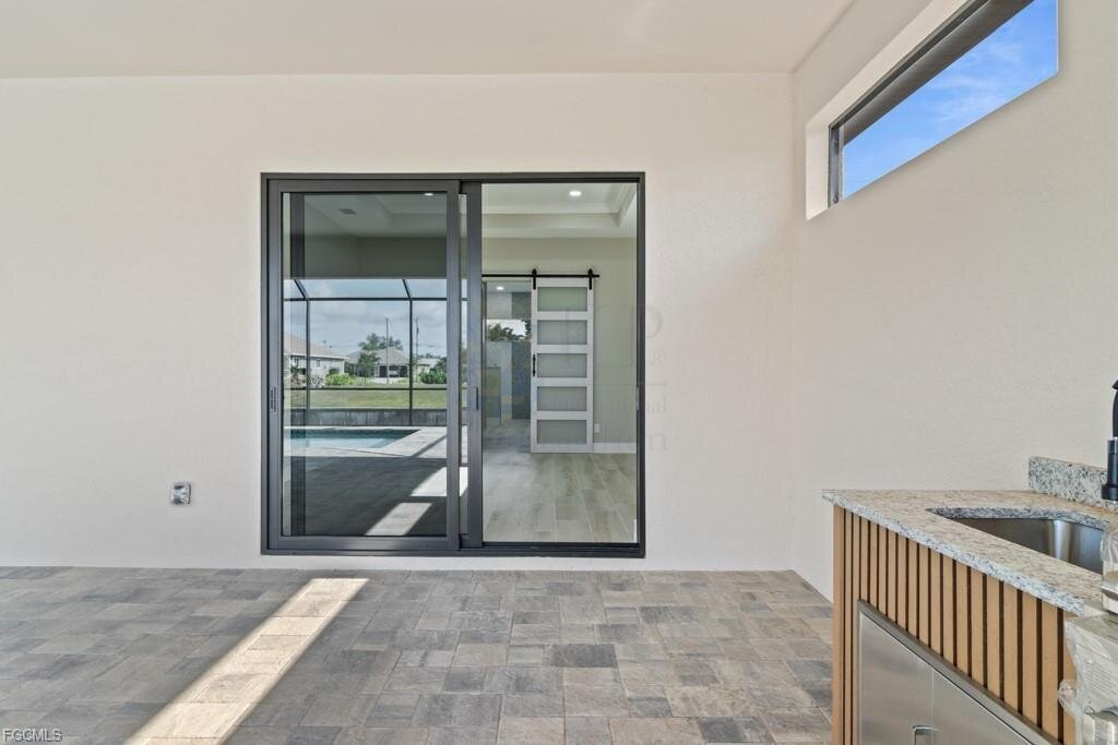 Frisch fertiggestellt: Modernes Wasserhaus mit großzügigem Außenbereich und Bootszugang