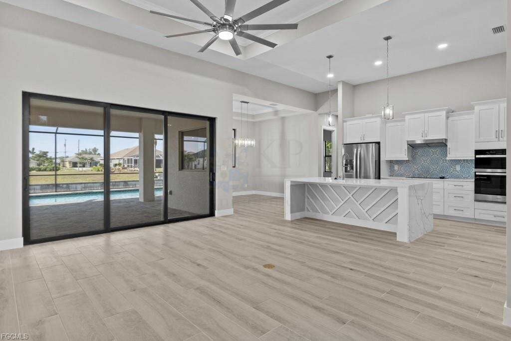 Frisch fertiggestellt: Modernes Wasserhaus mit großzügigem Außenbereich und Bootszugang