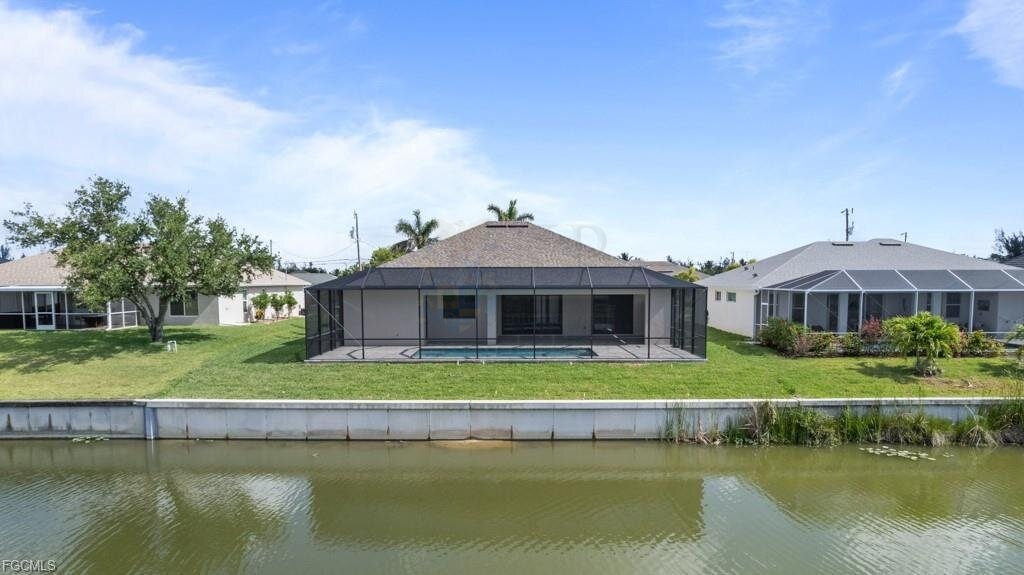 Frisch fertiggestellt: Modernes Wasserhaus mit großzügigem Außenbereich und Bootszugang