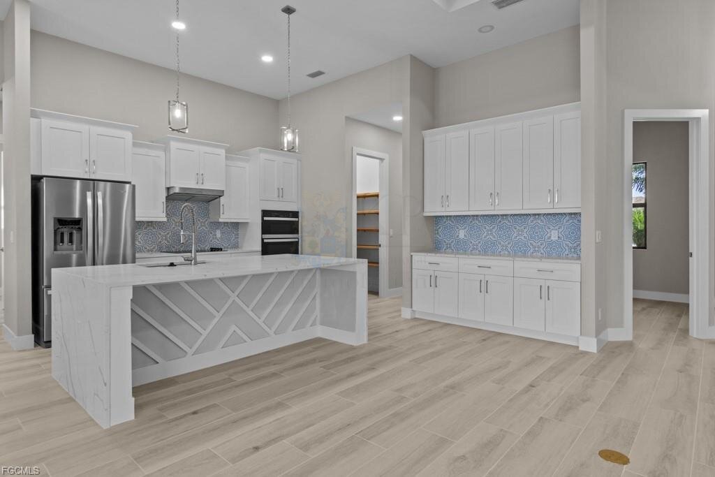 Frisch fertiggestellt: Modernes Wasserhaus mit großzügigem Außenbereich und Bootszugang