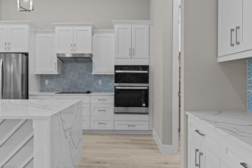 Frisch fertiggestellt: Modernes Wasserhaus mit großzügigem Außenbereich und Bootszugang