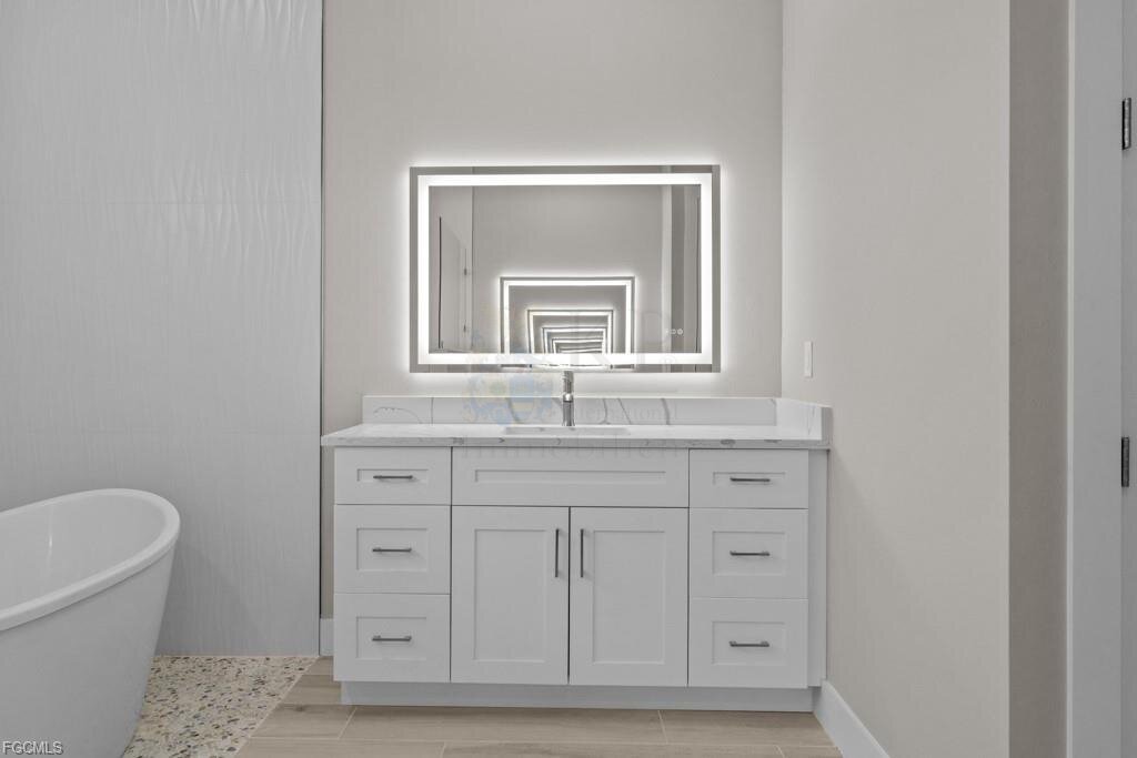 Frisch fertiggestellt: Modernes Wasserhaus mit großzügigem Außenbereich und Bootszugang