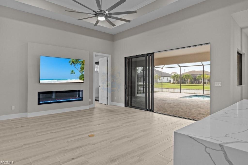 Frisch fertiggestellt: Modernes Wasserhaus mit großzügigem Außenbereich und Bootszugang