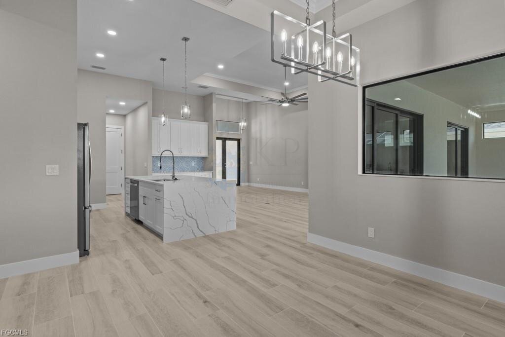 Frisch fertiggestellt: Modernes Wasserhaus mit großzügigem Außenbereich und Bootszugang