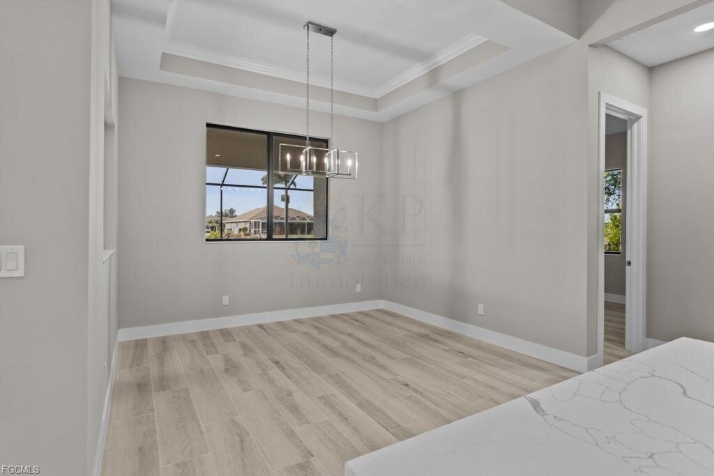 Frisch fertiggestellt: Modernes Wasserhaus mit großzügigem Außenbereich und Bootszugang