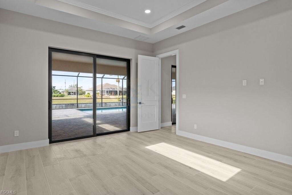 Frisch fertiggestellt: Modernes Wasserhaus mit großzügigem Außenbereich und Bootszugang