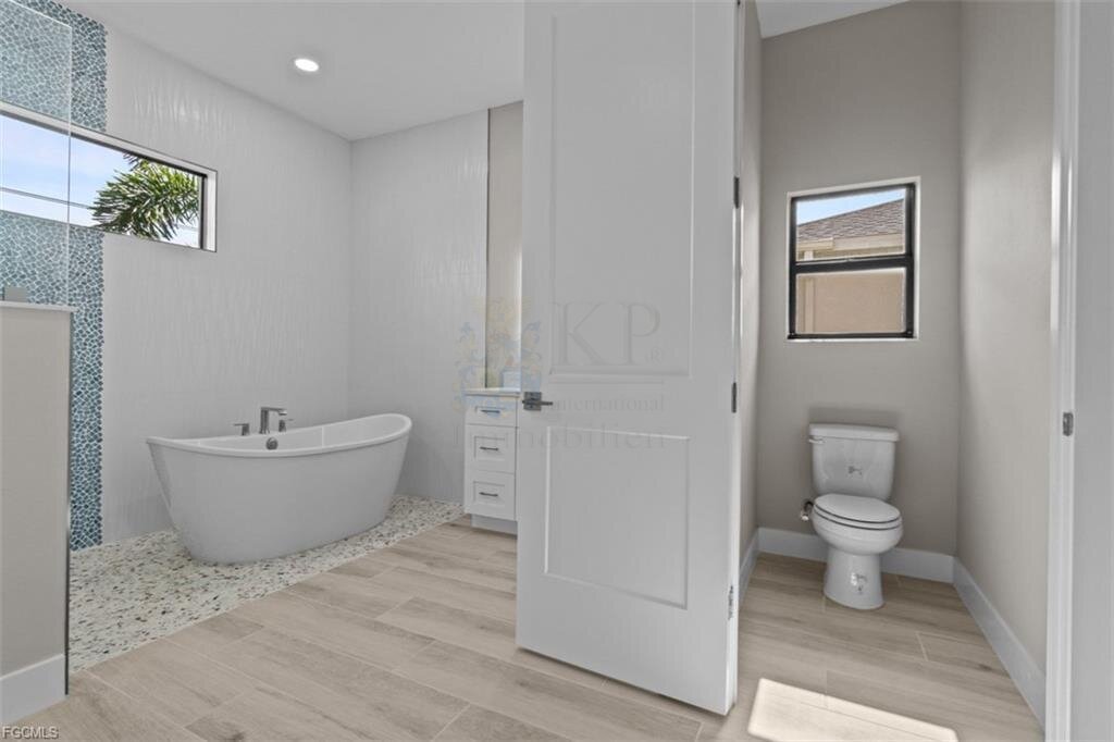 Frisch fertiggestellt: Modernes Wasserhaus mit großzügigem Außenbereich und Bootszugang