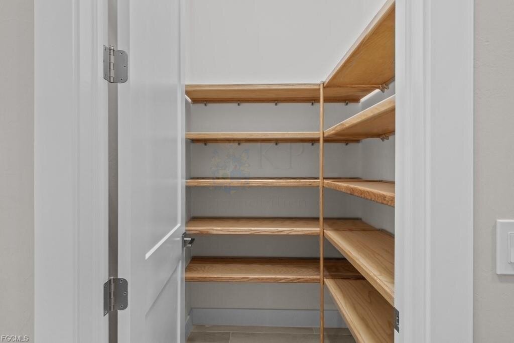 Frisch fertiggestellt: Modernes Wasserhaus mit großzügigem Außenbereich und Bootszugang