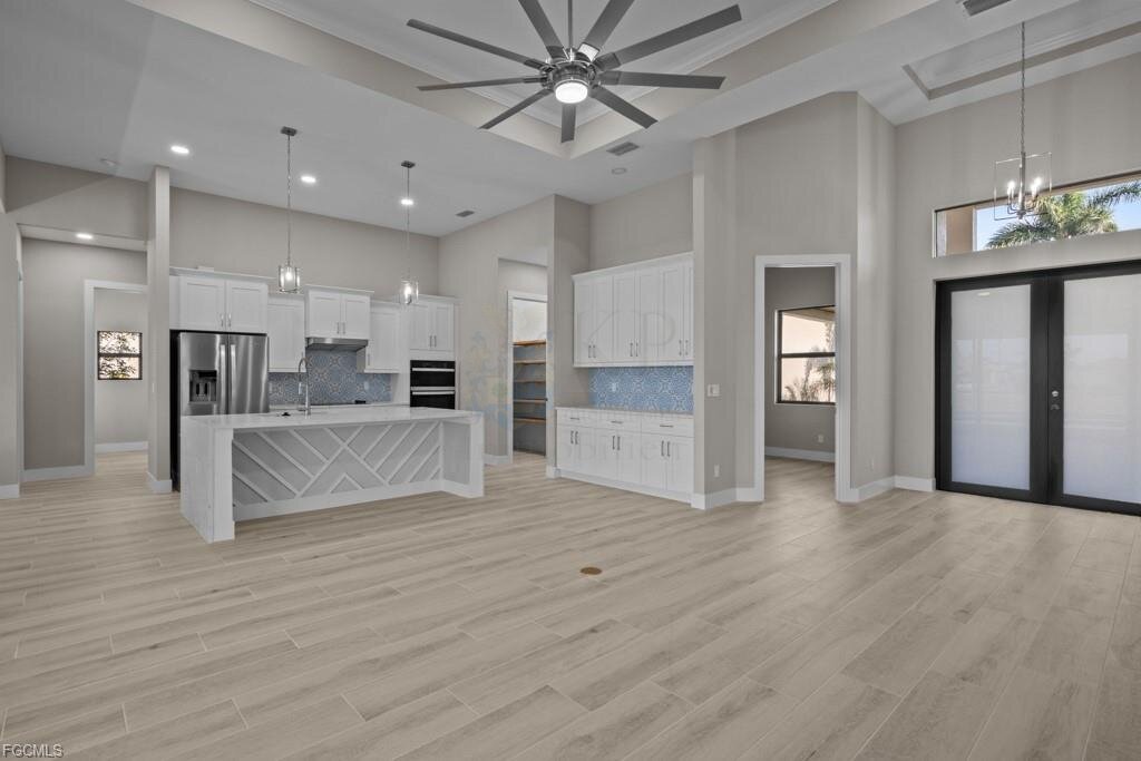 Frisch fertiggestellt: Modernes Wasserhaus mit großzügigem Außenbereich und Bootszugang