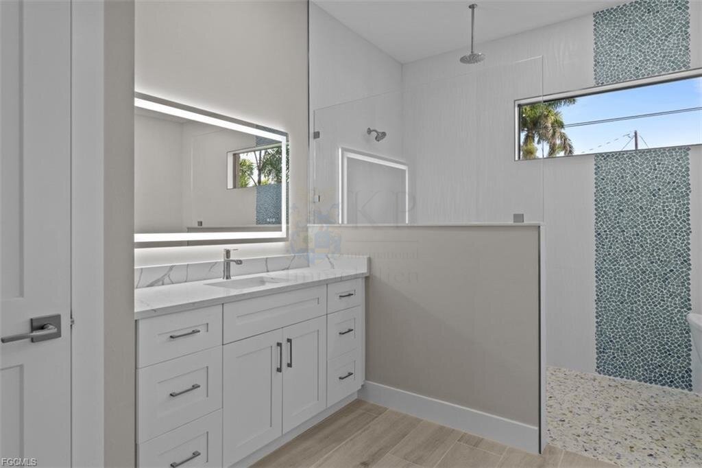 Frisch fertiggestellt: Modernes Wasserhaus mit großzügigem Außenbereich und Bootszugang