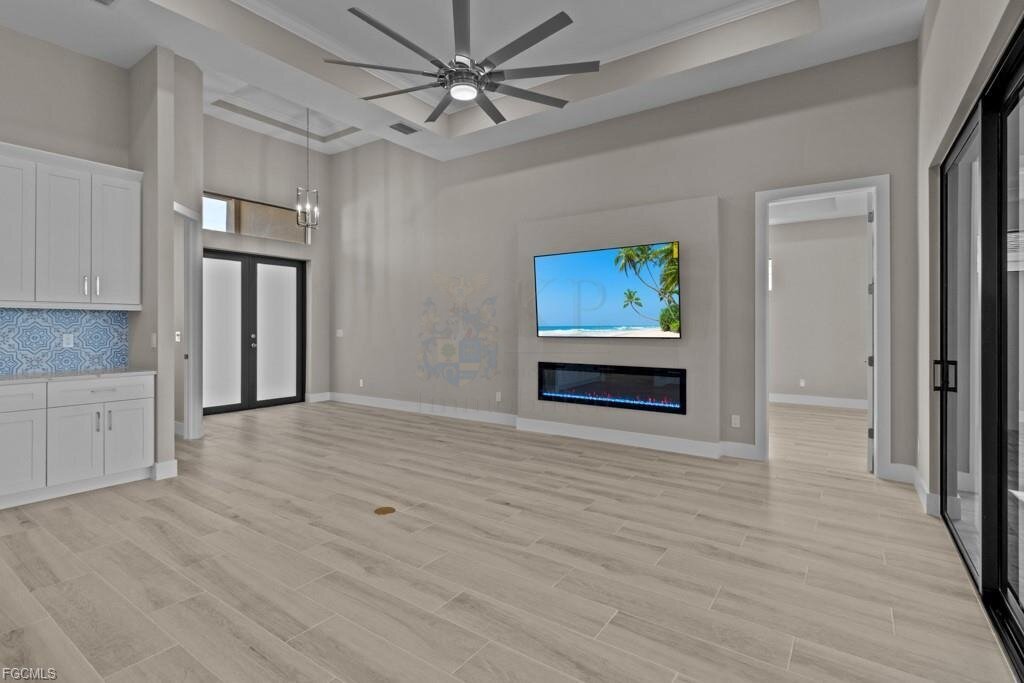 Frisch fertiggestellt: Modernes Wasserhaus mit großzügigem Außenbereich und Bootszugang