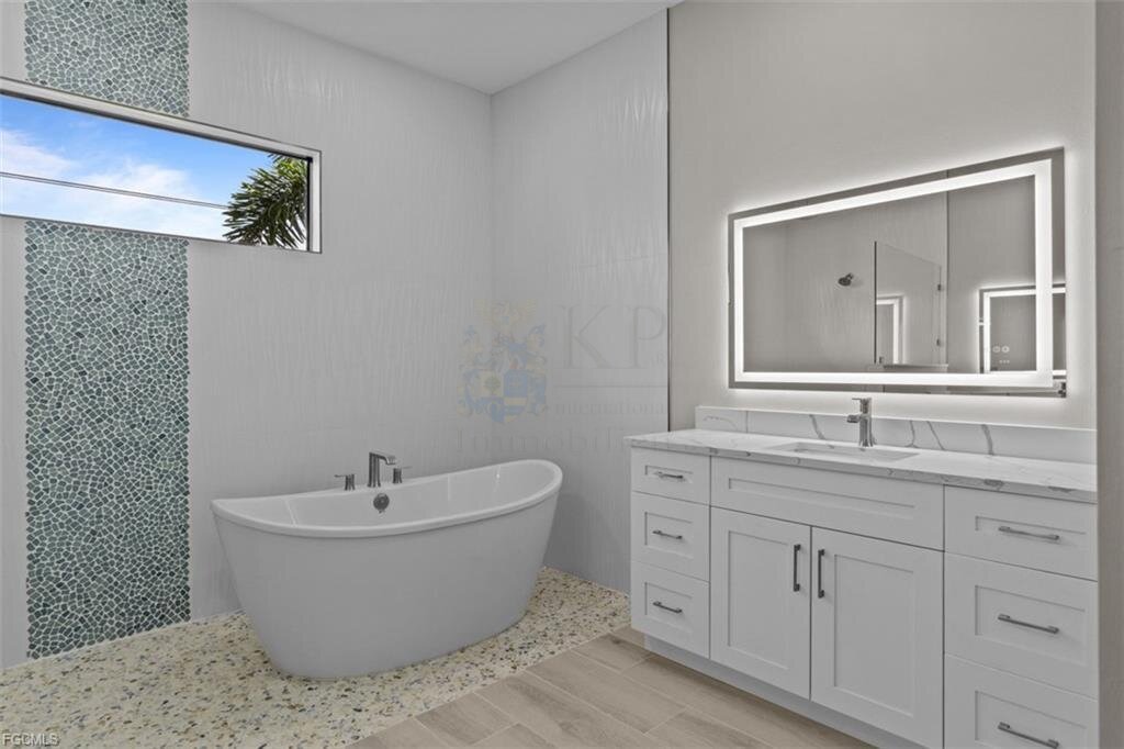 Frisch fertiggestellt: Modernes Wasserhaus mit großzügigem Außenbereich und Bootszugang