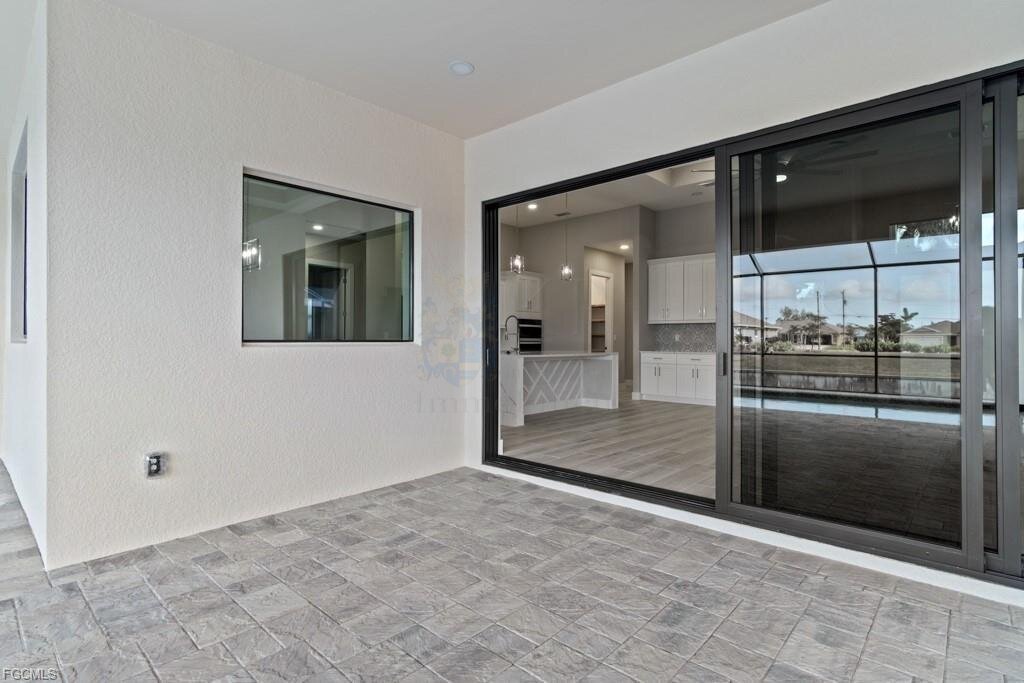 Frisch fertiggestellt: Modernes Wasserhaus mit großzügigem Außenbereich und Bootszugang