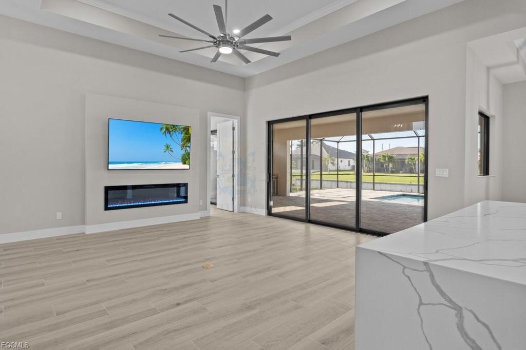 Frisch fertiggestellt: Modernes Wasserhaus mit großzügigem Außenbereich und Bootszugang