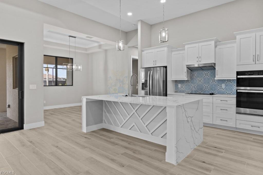 Frisch fertiggestellt: Modernes Wasserhaus mit großzügigem Außenbereich und Bootszugang