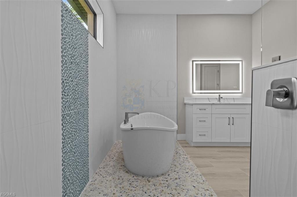 Frisch fertiggestellt: Modernes Wasserhaus mit großzügigem Außenbereich und Bootszugang