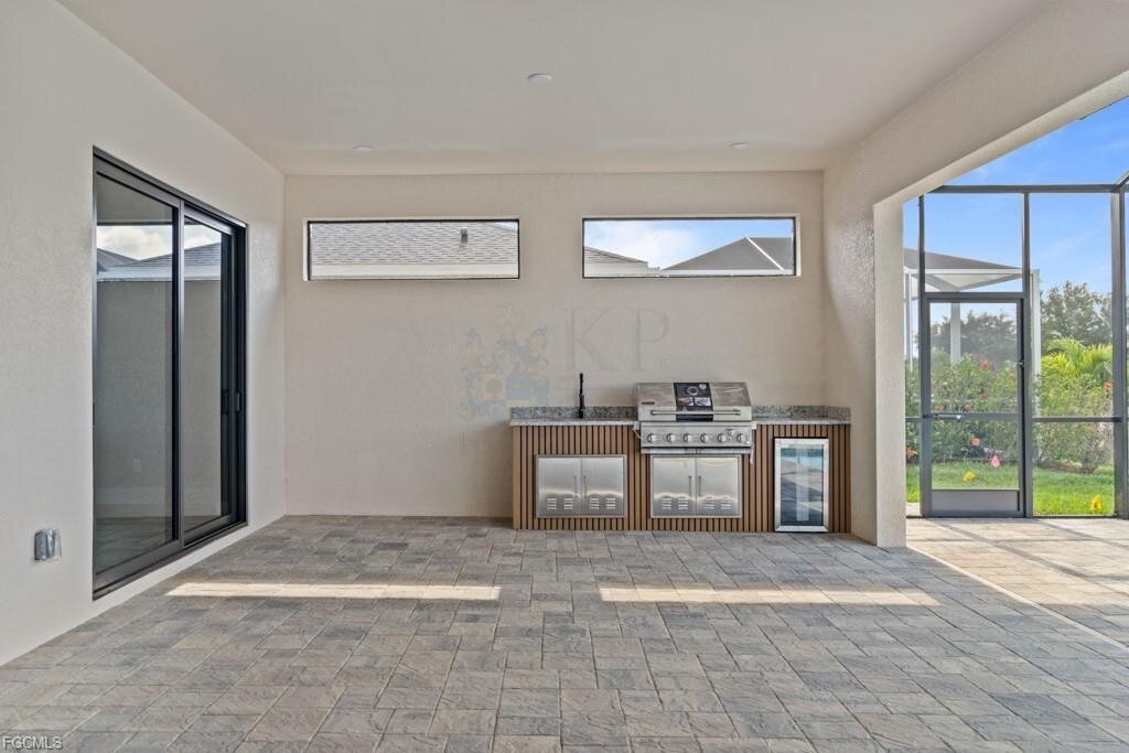 Frisch fertiggestellt: Modernes Wasserhaus mit großzügigem Außenbereich und Bootszugang