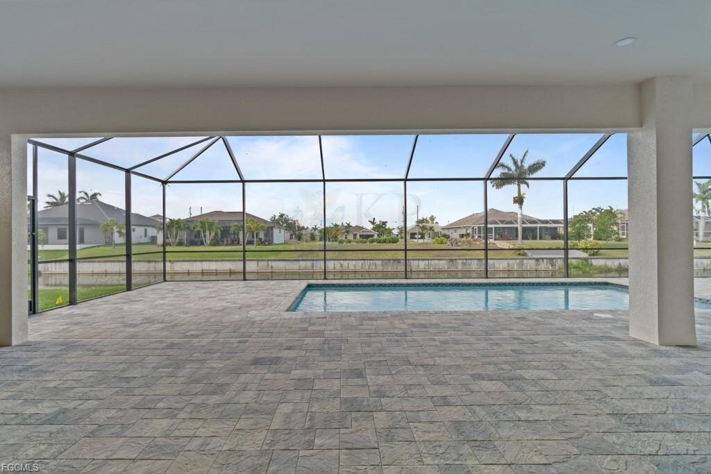 Frisch fertiggestellt: Modernes Wasserhaus mit großzügigem Außenbereich und Bootszugang