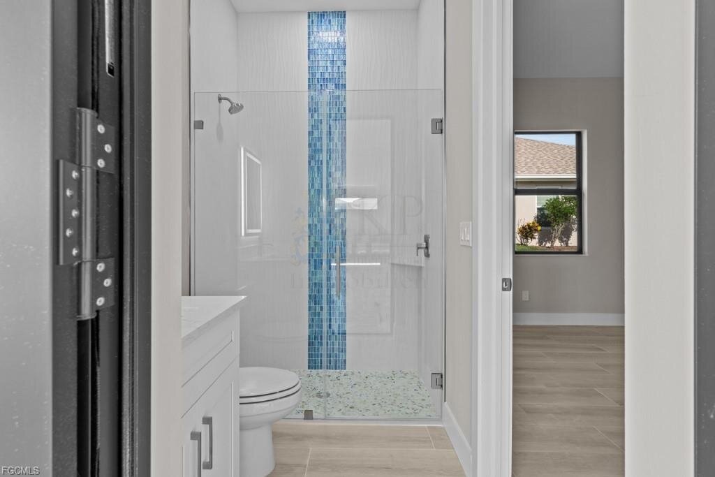 Frisch fertiggestellt: Modernes Wasserhaus mit großzügigem Außenbereich und Bootszugang