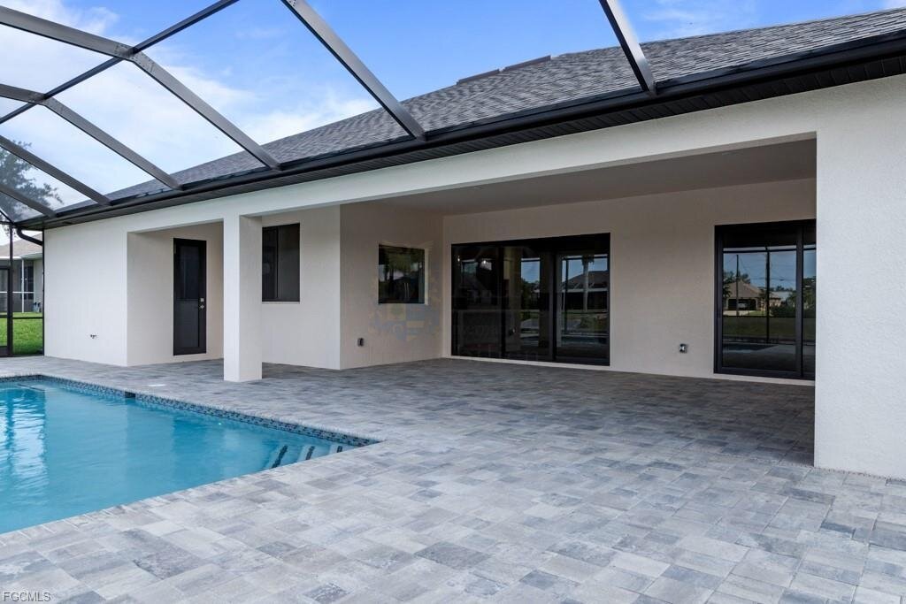 Frisch fertiggestellt: Modernes Wasserhaus mit großzügigem Außenbereich und Bootszugang