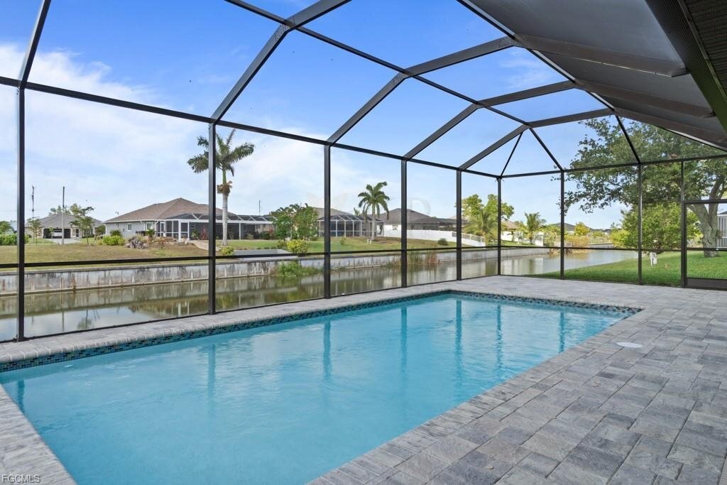 Frisch fertiggestellt: Modernes Wasserhaus mit großzügigem Außenbereich und Bootszugang