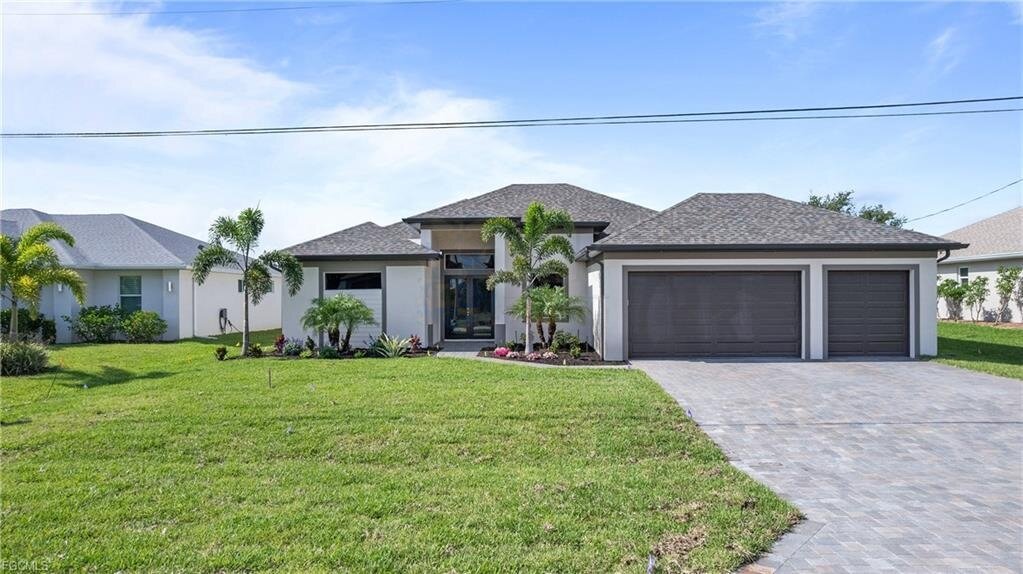 Frisch fertiggestellt: Modernes Wasserhaus mit großzügigem Außenbereich und Bootszugang