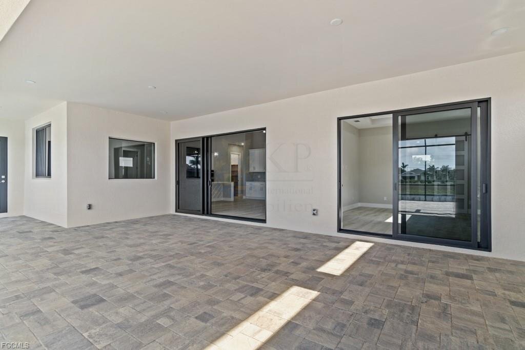 Frisch fertiggestellt: Modernes Wasserhaus mit großzügigem Außenbereich und Bootszugang