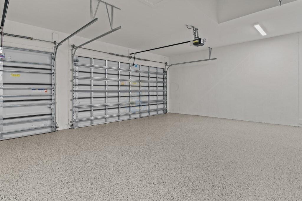 Frisch fertiggestellt: Modernes Wasserhaus mit großzügigem Außenbereich und Bootszugang