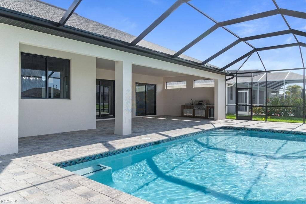 Frisch fertiggestellt: Modernes Wasserhaus mit großzügigem Außenbereich und Bootszugang