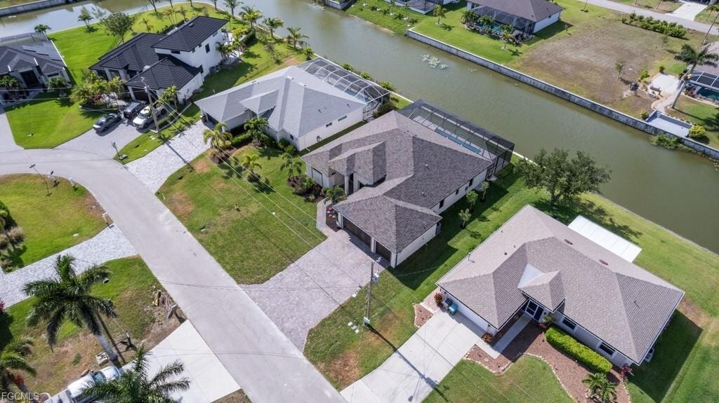 Frisch fertiggestellt: Modernes Wasserhaus mit großzügigem Außenbereich und Bootszugang