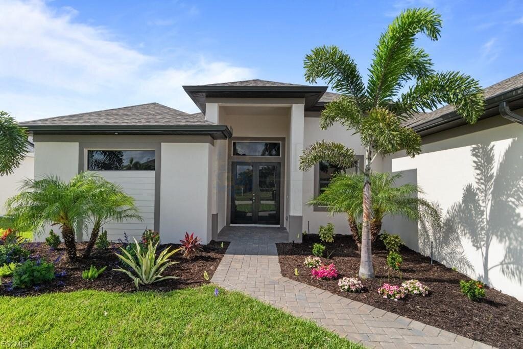 Frisch fertiggestellt: Modernes Wasserhaus mit großzügigem Außenbereich und Bootszugang