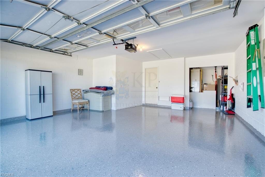 Möblierte Traumvilla mit Golfzugang, Pool & Bootsdeck – sofort bezugsbereit!