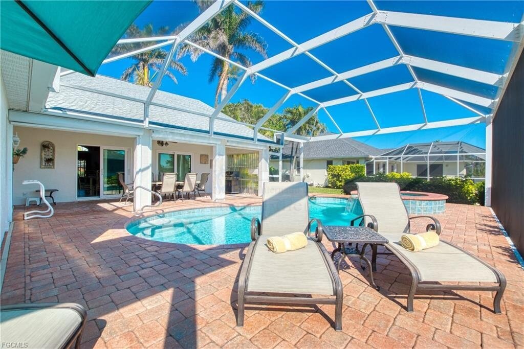 Möblierte Traumvilla mit Golfzugang, Pool & Bootsdeck – sofort bezugsbereit!