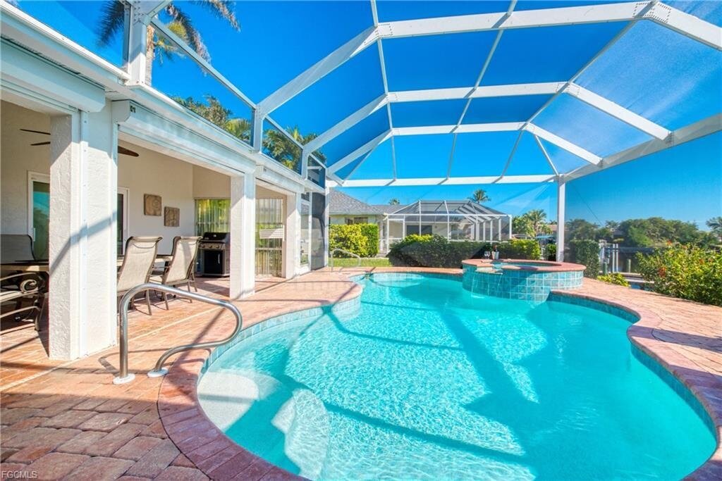 Möblierte Traumvilla mit Golfzugang, Pool & Bootsdeck – sofort bezugsbereit!