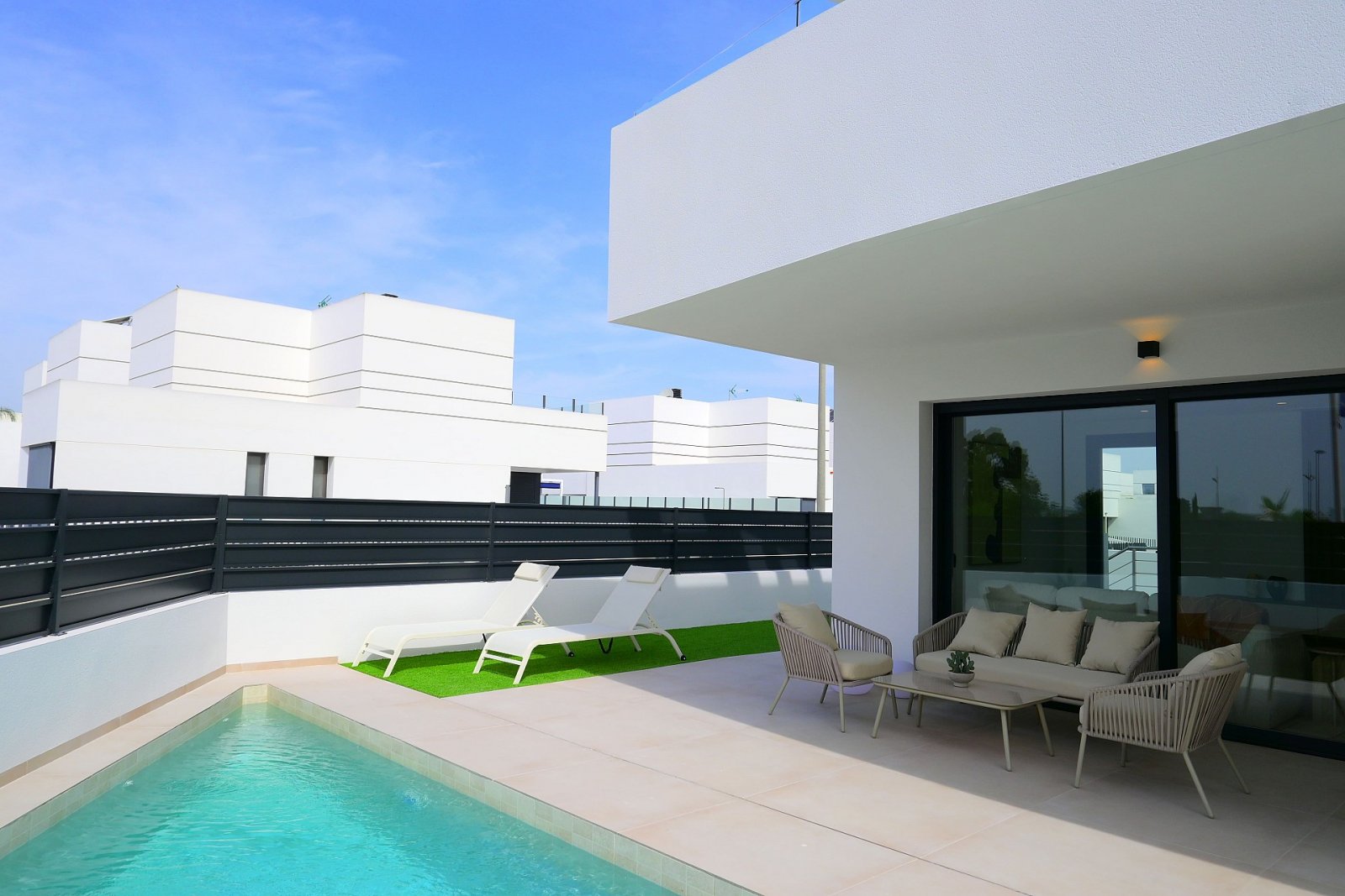 Elegante Villa mit eigenem Pool und Garage