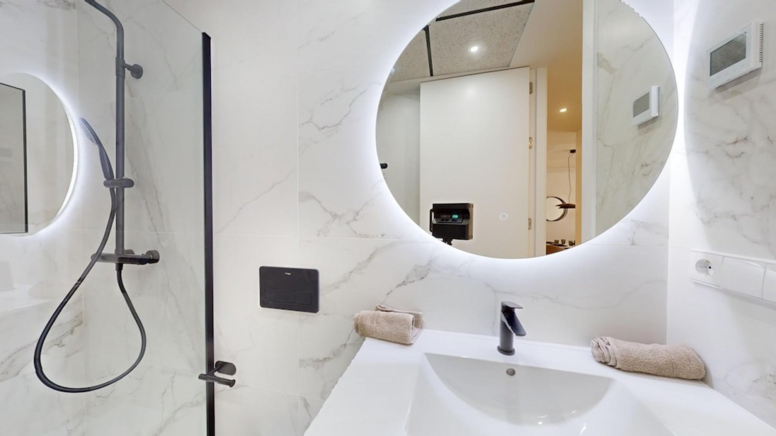 Exklusives Apartment mit Terrasse, Pool und Tiefgaragenstellplatz